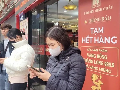 Cửa hàng ra thông báo hết hàng, cả trăm người vẫn ngồi đợi mua vàng, bạc