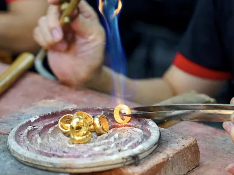 Giá vàng hôm nay 2-2 tiếp tục lao dốc khi mở cửa tuần mới, bạc tăng trở lại