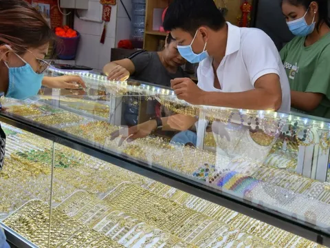 Giá vàng hôm nay 4-2: Bật tăng mạnh trở lại