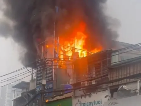 Hà Nội: Cháy lớn tại phố Trần Cung, cột khói bốc cao