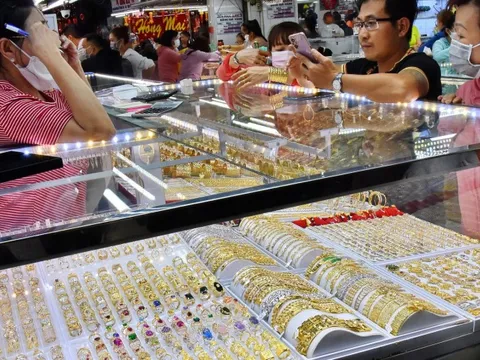 Giá vàng hôm nay 3-2: Tiếp tục lao xuống