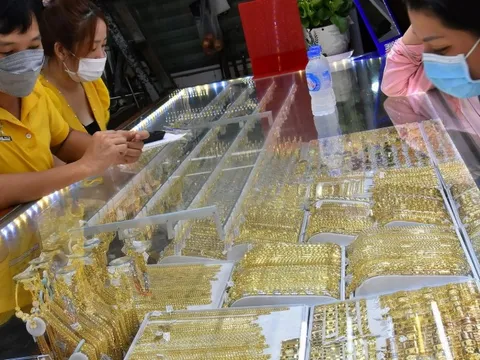 Giá vàng hôm nay 5-2: Biến động rất mạnh