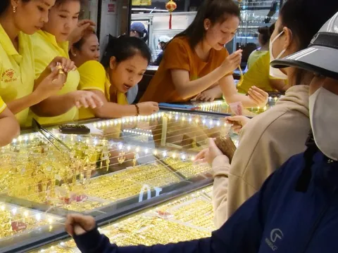 Giá vàng hôm nay 6-2: Sụt giảm mạnh