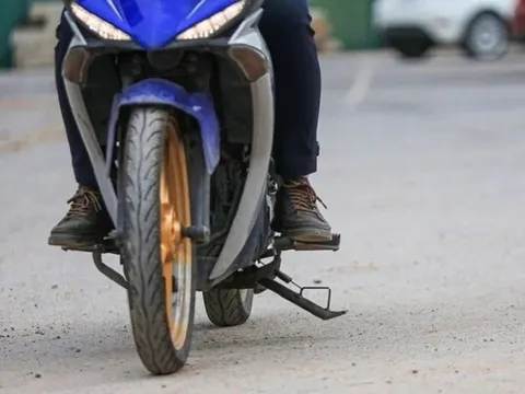 Mức phạt cao nhất khi đi xe máy mà không gạt chân chống