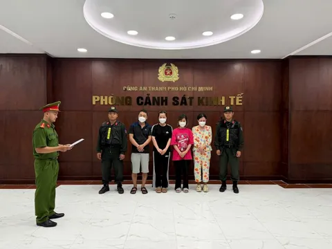 Công an vào cuộc, triệt phá đường dây tuồn 10.000 chai nước hoa giả ra thị trường, quy mô hàng chục tỷ