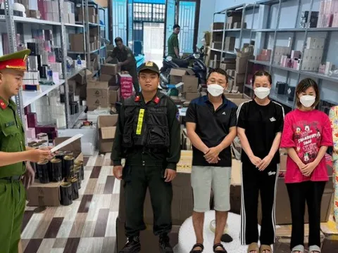 Các tổ công tác đồng loạt khám xét nhiều kho hàng, bắt giữ bà chủ Lê Thị Kim Tuyến và 3 người