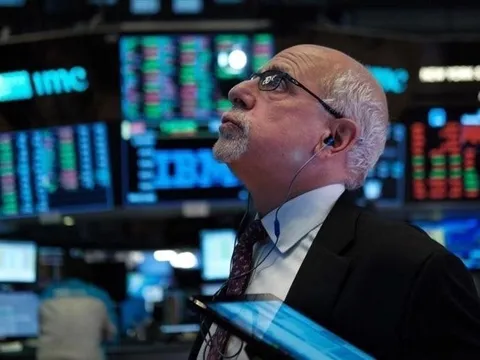 Phiên 10/2: Khối ngoại "tung" gần 1.000 tỷ đồng mua ròng, đột biến tại một mã ngân hàng