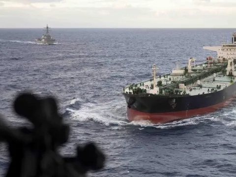 Truy đuổi hơn 10.000 hải lý, Mỹ bắt giữ siêu tàu chở dầu bị trừng phạt từ Venezuela, thường xuyên thay đổi cờ để tránh giám sát