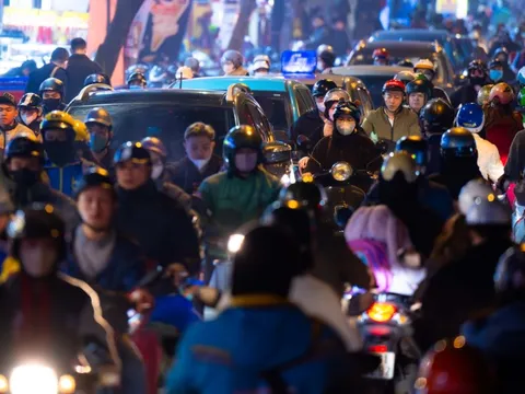 Hà Nội cận Tết: Mắc kẹt giữa dòng xe, một giờ đồng hồ vẫn chưa thoát nổi