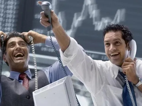 Phiên 11/2: Khối ngoại bất ngờ "rót" gần 2.200 tỷ đồng mua ròng, cổ phiếu nào là tâm điểm gom hàng?