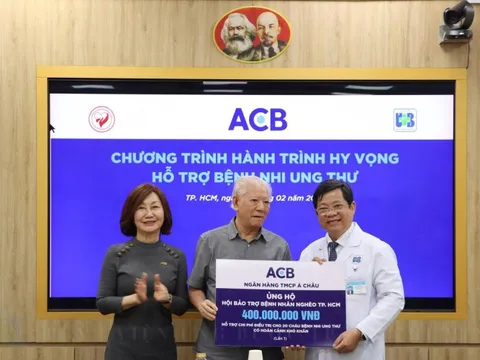 Nối dài Hành Trình Hy Vọng, ACB trao 400 triệu hỗ trợ bệnh nhi ung thư