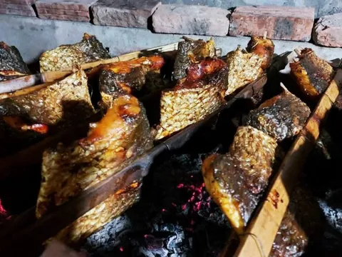Người Hưng Yên tất bật chế biến đặc sản cá nướng Thái Xuyên phục vụ dịp Tết