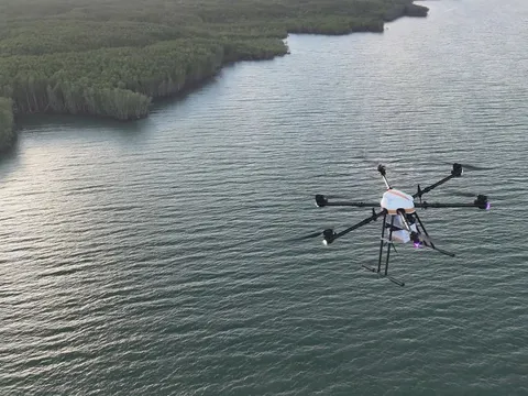 NÓNG: Chính thức khai trương tuyến giao hàng vượt biển bằng UAV đầu tiên, 2kg hàng bay 12km mất 15 phút