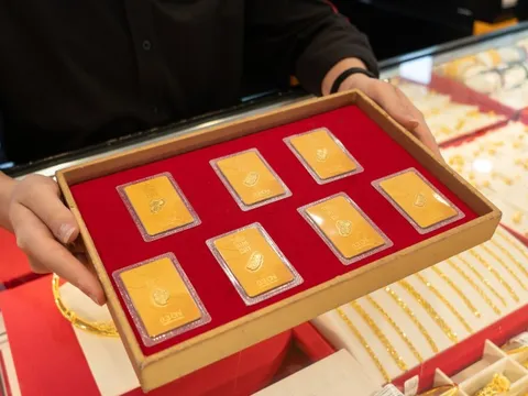 Sáng 12-2, giá vàng miếng SJC trên thị trường tự do thấp hơn trong ngân hàng, công ty vàng