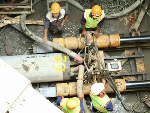 Cận Tết, công nhân vẫn bám trụ thi công trên rạch Xuyên Tâm