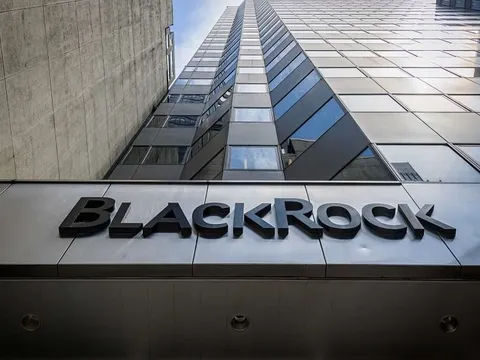 Quỹ bạc lớn nhất thế giới vừa "xả" hơn trăm tấn bạc