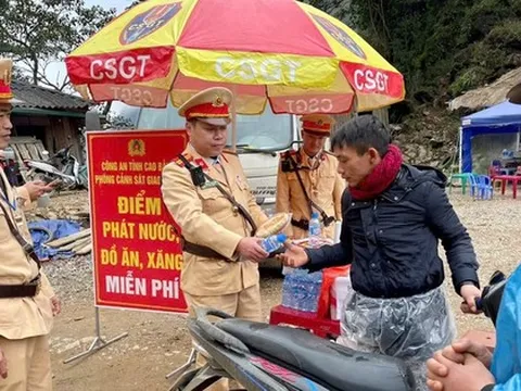 Nhiều người dân đón nhận điều bất ngờ khi gặp CSGT trên đường