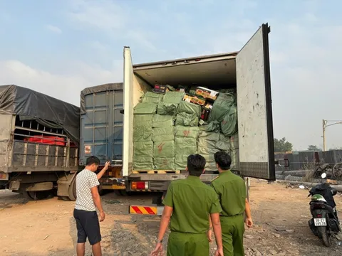 Phát hiện 2 xe tải đông lạnh lạ, công an Việt Nam lập tức theo dõi