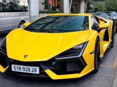 Lamborghini Revuelto đầu tiên tại Việt Nam ra biển: Xe đắt ngang 4 căn chung cư cao cấp nhưng tiền biển 'check var' xong mới bất ngờ
