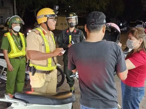 CLIP: CSGT Nam Sài Gòn xuyên đêm xử lý tài xế vi phạm nồng độ cồn