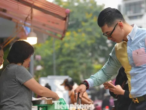 Chợ Hà Nội nhộn nhịp ngày lễ hóa vàng mùng 3 Tết