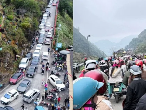 Đi chơi Tết mà cứ ngỡ đi làm giờ cao điểm, hàng loạt điểm du lịch nổi tiếng đông không kẽ hở ngày đầu năm