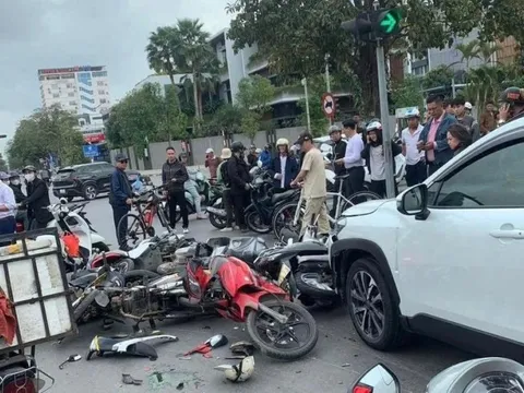 Tài xế ô tô 62 tuổi nghi đạp nhầm chân gây tai nạn cho 12 xe máy đang chờ đèn đỏ ở Hải Phòng