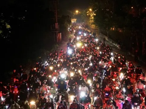 Yên Tử thất thủ, kẹt cứng từ 4h sáng: Du khách đông nghịt, ai cũng cầm 1 chiếc gậy trong tay