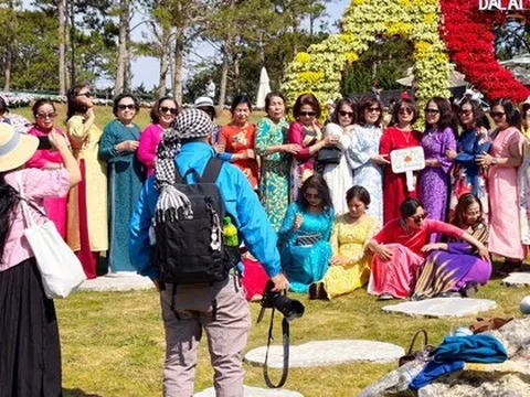 Mùng 6 Tết, Đà Lạt vẫn rộn ràng khách du xuân