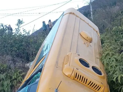 Xe 29 chỗ mất phanh lao xuống sườn đồi ở Sa Pa