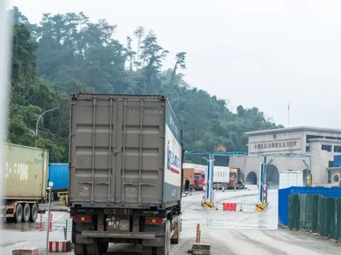 Hơn 1.400 xe chở hàng sang Trung Quốc qua cửa khẩu Lạng Sơn dịp Tết