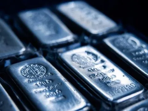 Quỹ bạc lớn nhất thế giới bất ngờ mua hơn 300 tấn trong 1 ngày