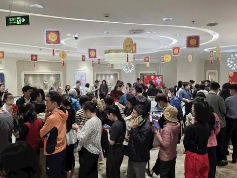 Sáng nay, nhà đầu tư đội mưa gió, xếp hàng từ sớm mua một sản phẩm bạc lần đầu xuất hiện