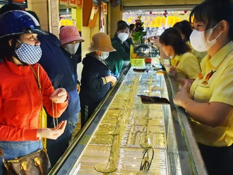 Sáng 24-2, giá vàng biến động lạ trước ngày vía Thần Tài
