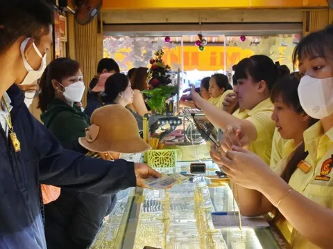 Giá vàng hôm nay 25-2: Vàng thế giới giảm mạnh