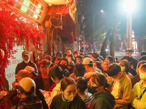 Xếp hàng từ tối hôm trước, xuyên đêm chờ lấy số mua vàng Vía Thần tài