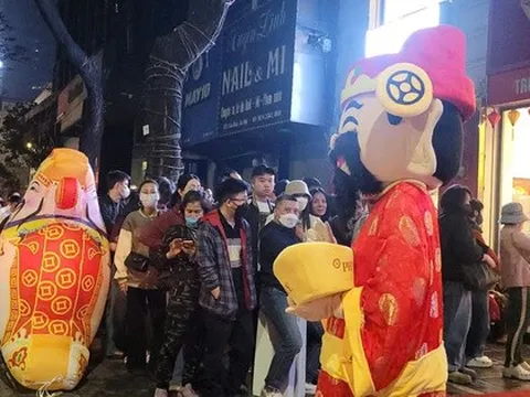 VIDEO: Hàng trăm người đi xếp hàng mua vàng từ nửa đêm