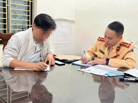 Phạt tài xế cho trẻ ngồi trước vô lăng khi lái xe ở Hà Nội