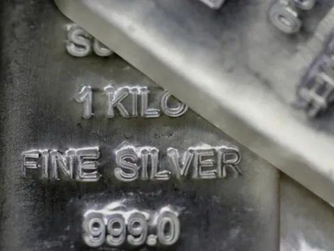 Động thái lạ của quỹ bạc lớn nhất thế giới khi giá tiến sát 90 USD/oz