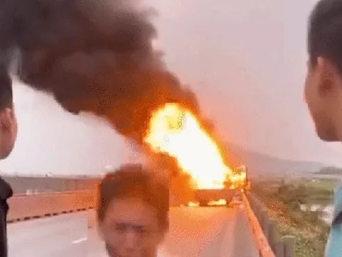 Nam tài xế gục khóc bên chiếc xe tải bốc cháy dữ dội khiến nhiều người xót xa