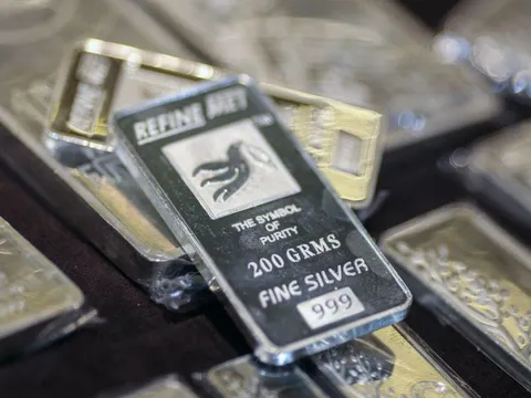 Quỹ bạc bán ra hơn trăm tấn khi giá lên cao nhất trong 1 tháng