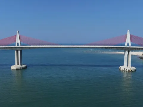 Cận cảnh cầu vượt biển dài nhất miền Trung đang chờ thông xe ở Huế