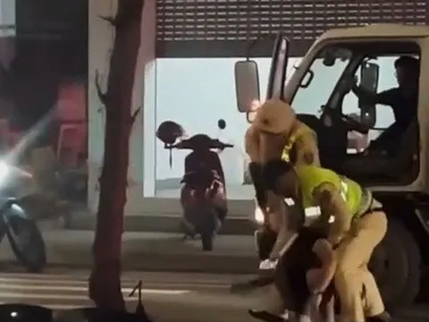 CSGT rút súng khống chế tài xế xe tải ‘thông chốt’ kiểm tra nồng độ cồn