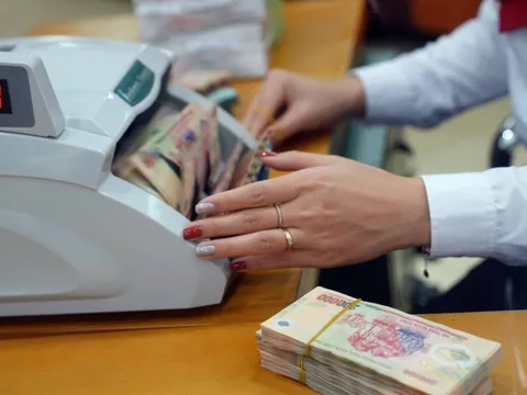 Trong biến động, tiết kiệm là “hầm trú ẩn” an toàn được ưa thích