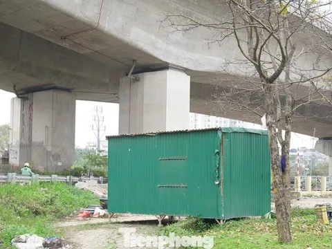 Cận cảnh sự xuống cấp khó tin tại vườn hoa cửa ngõ Thủ đô