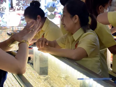 Giá vàng hôm nay, 4-3: Vàng thế giới giảm gần 300 USD