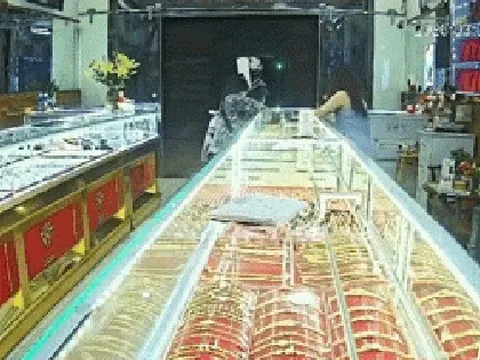 Người đàn ông có hành động bất thường tại tiệm vàng: Bí mật tập giấy A4 để lại trên tủ kính