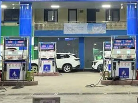 Một cửa hàng xăng dầu ở Hà Nội treo biển hết hàng, bất ngờ với lý do