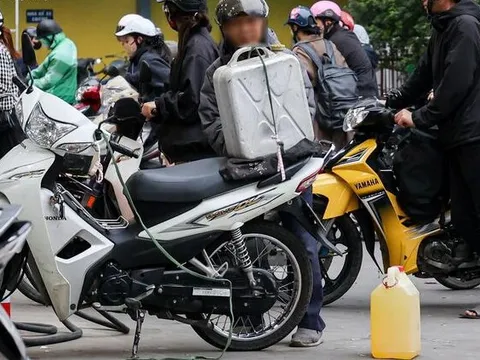 Người dân mang can mua, chuyên gia nói nguồn xăng trong nước cơ bản vẫn bảo đảm