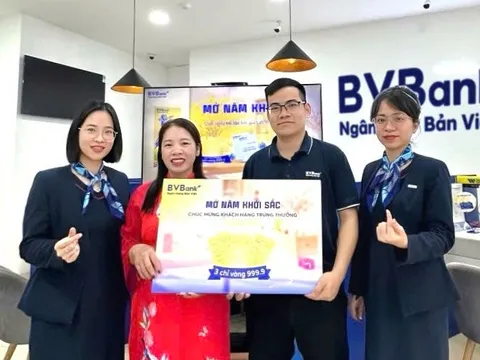 Khách hàng đầu tiên trúng vàng 999.9 từ chương trình “Mở Năm Khởi Sắc” của BVBank